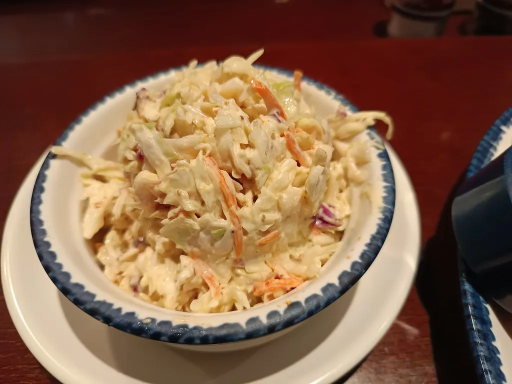 Салат капуста с горошком